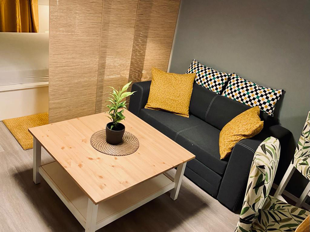 Sofa und Wohnzimmertisch